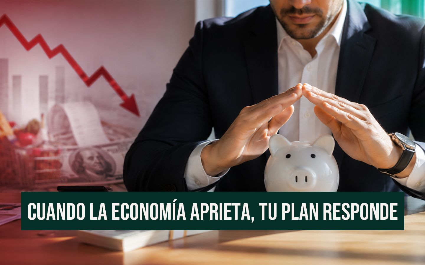 Hombre de negocios protegiendo una alcancía blanca con sus manos en forma de techo, con un fondo que muestra una flecha económica roja hacia abajo. En la parte inferior destaca el texto "CUANDO LA ECONOMÍA APRIETA, TU PLAN RESPONDE", ilustrando el valor de una sólida planificación financiera en Puerto Rico para asegurar tus ahorros ante la inflación.