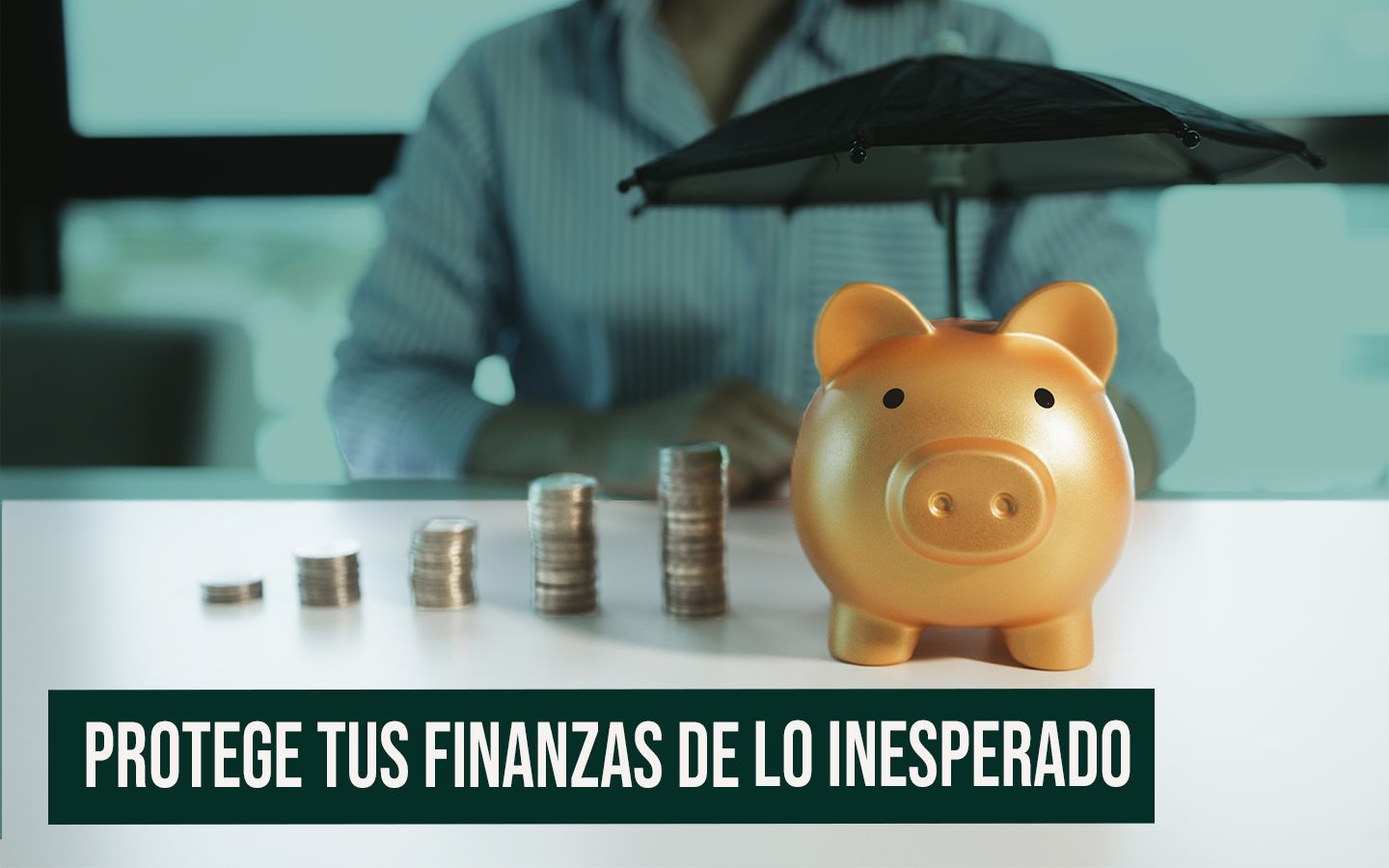 Alcancía dorada protegida por un paraguas junto a pilas de monedas