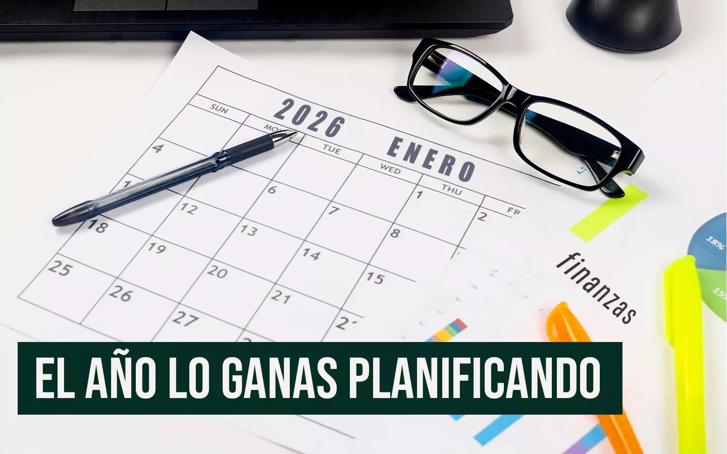 Calendario de enero de 2026 con gafas y bolígrafo sobre documentos de finanzas, destacando la importancia de la planificación con Anualidades.