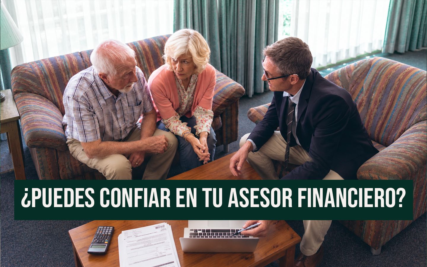 Pareja de adultos mayores conversando con un profesional junto a documentos y una computadora sobre cómo elegir un asesor financiero en Puerto Rico